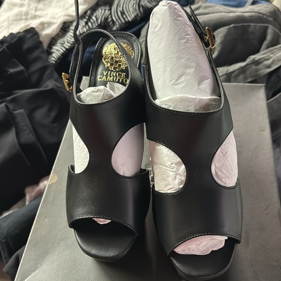 Vince Camuto. Size 8.5 - Picture 2 of 4